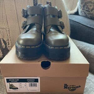 Dr Martens Devon Flower size 7 Khaki Green